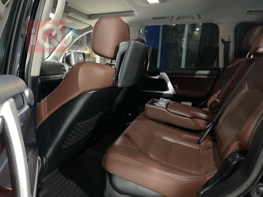 تۆیۆتا لاند کروزەر